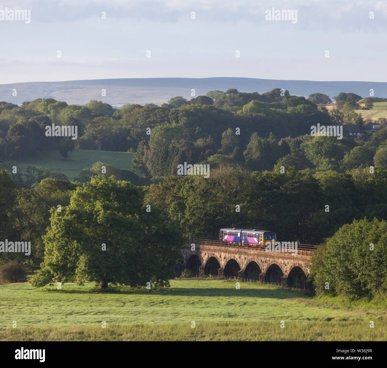 Arriva Nord classe rampa 142 pacer treno attraversato il viadotto a Melling sulla ' poco a nord di western ' arrivino a Carnforth linea ferroviaria Foto Stock