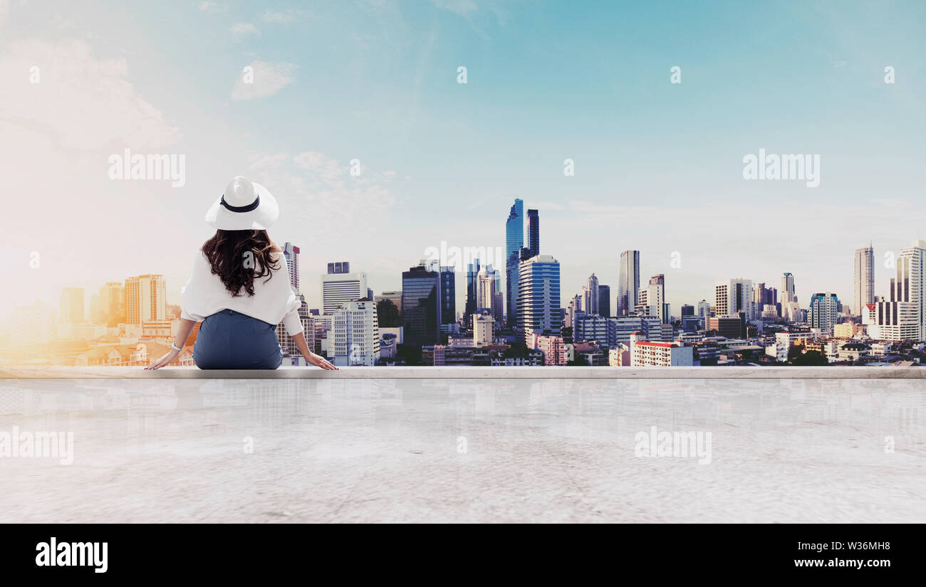 Il viaggio nella città di Bangkok, Tailandia. Giovani viaggiatori in cappello bianco e il panno guardando a Bangkok city vista dal tetto di sunrise Foto Stock