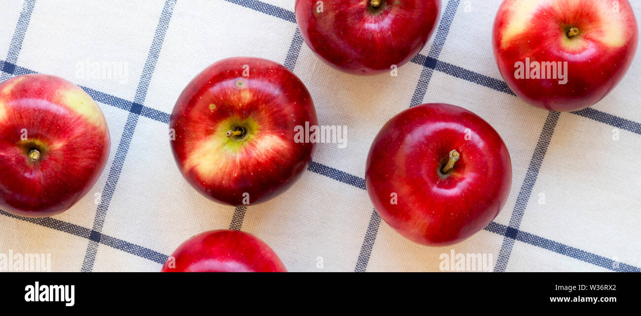 Materie fresche Mele rosse su tela, vista dall'alto. Piatto, laici overhead, vista dall'alto. Foto Stock