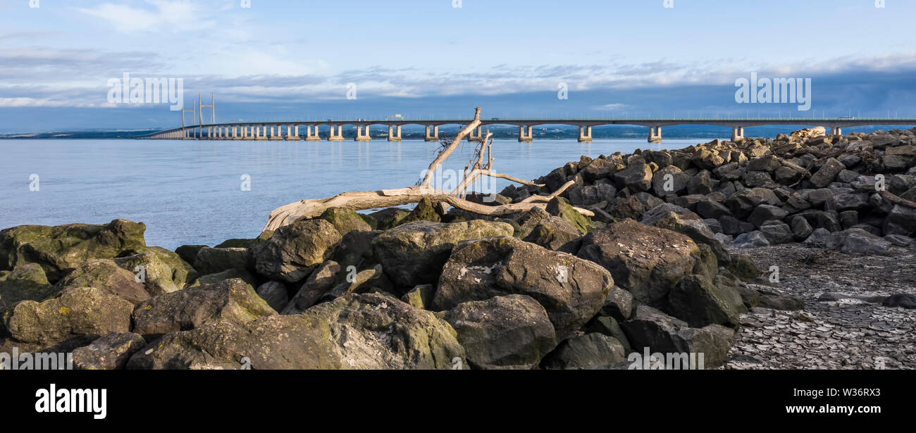 Vista basso livello della Severn Bridge da severn spiaggia vicino a Bristol, Regno Unito Foto Stock