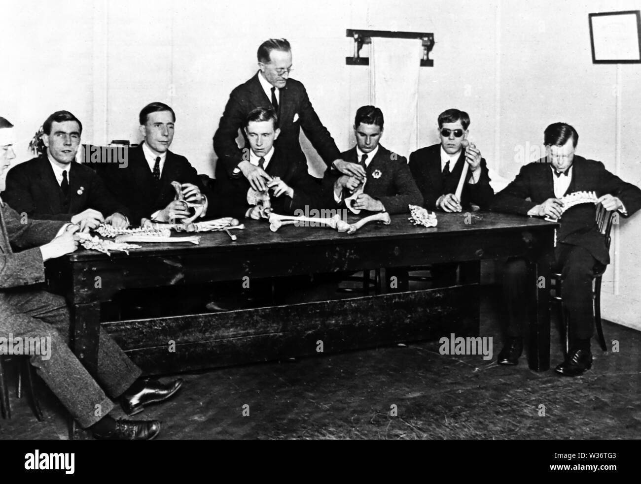 Non vedenti ex combattenti anatomia di apprendimento e massaggio dopo WW1 Foto Stock