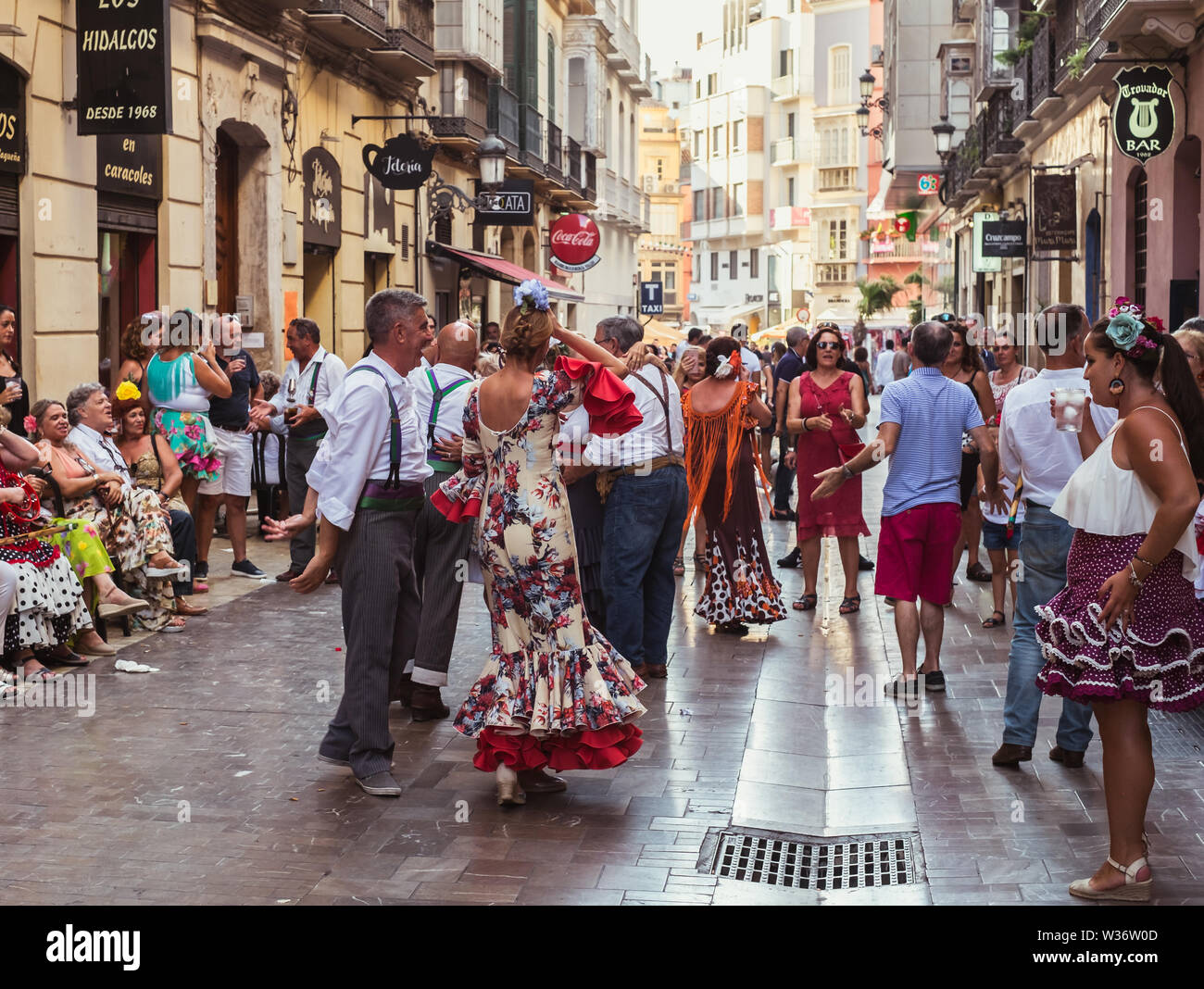 Malaga, Spagna - 12 agosto 2018. Le persone che si divertono sull'street presso la Feria de Malaga, un evento annuale che si tiene a metà agosto ed è uno dei Foto Stock