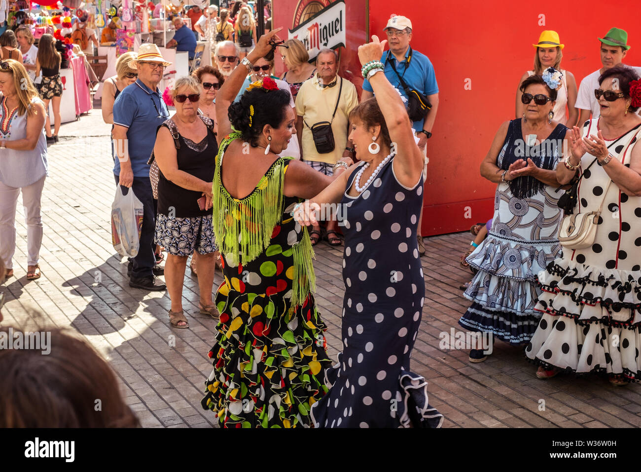 Malaga, Spagna - 18 agosto 2018. Le persone che si divertono sull'street presso la Feria de Malaga, un evento annuale che si tiene a metà agosto ed è uno dei Foto Stock