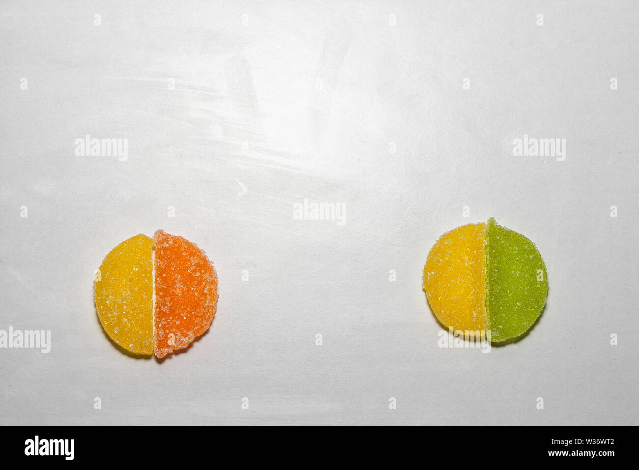 Quattro caramelle di zucchero a forma di due cerchi Foto Stock