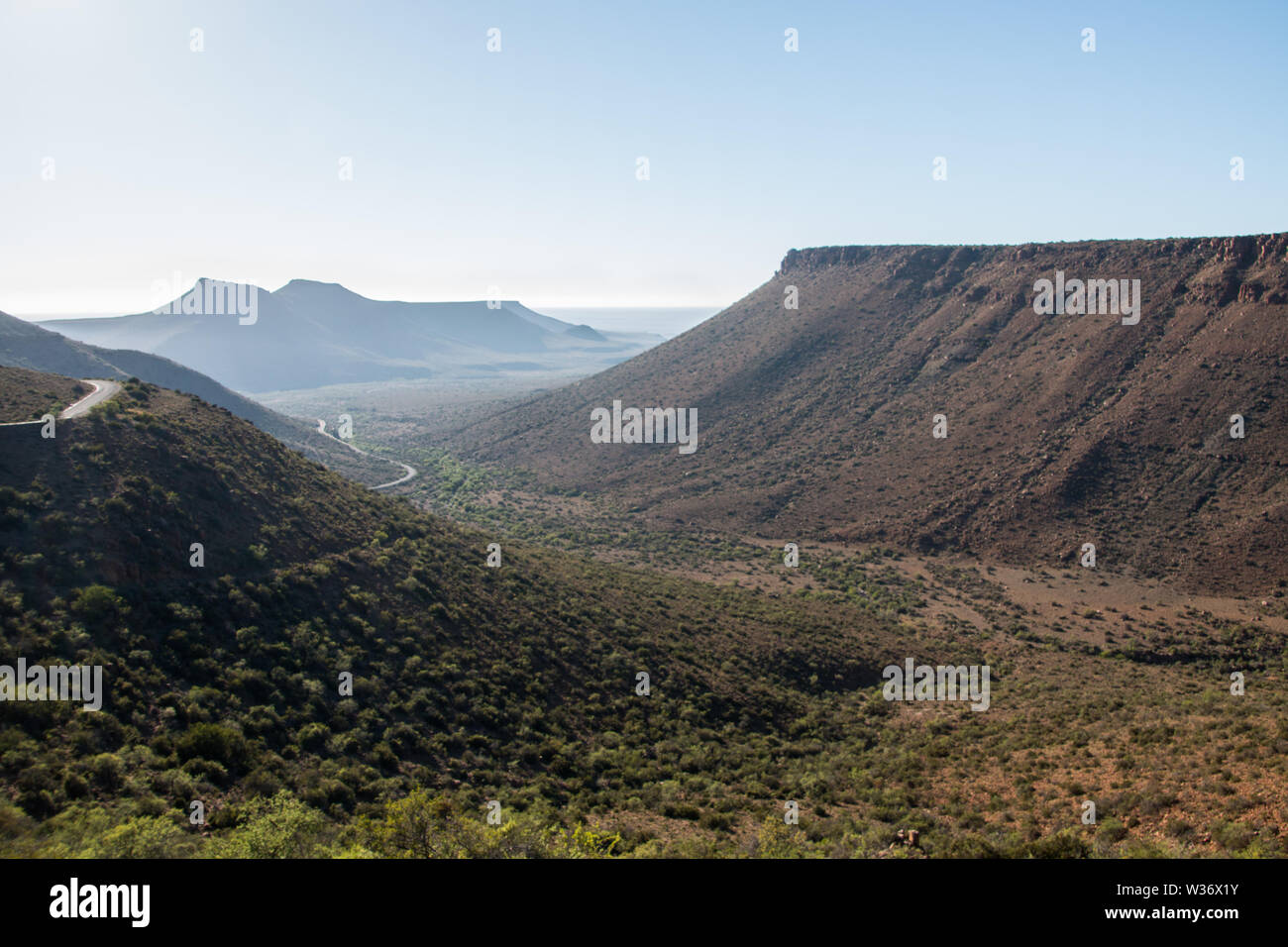 Mountain Pass paesaggio con cieli chiari nel Karoo, semi arido deserto in Sud Africa. Foto Stock