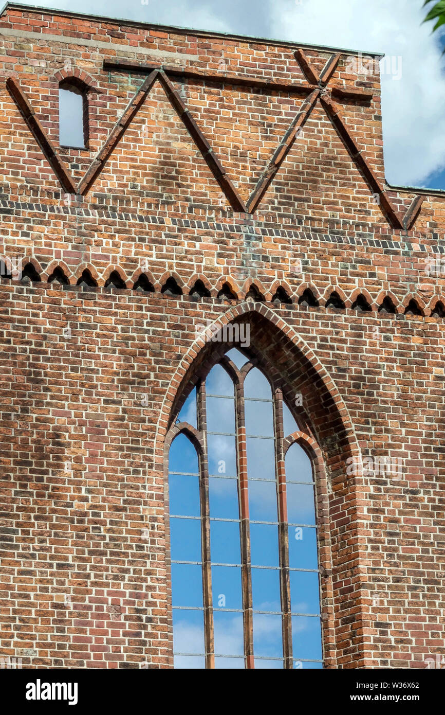 Finestra gotica finestra ad angolo, rovina della chiesa del monastero francescano, Berlino vicino Alexanderplatz, Germania Foto Stock