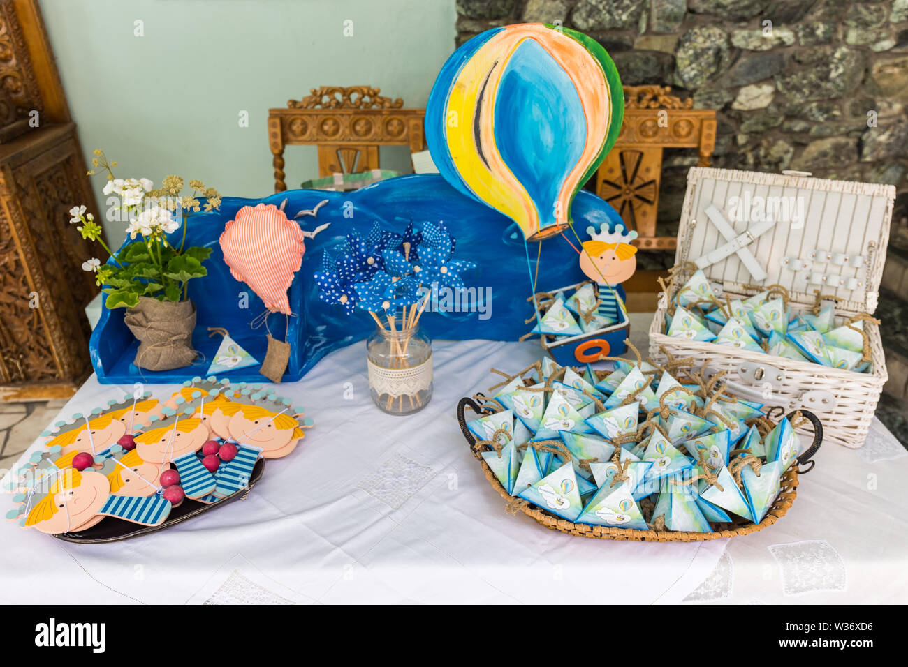 Battesimo favorisce - toy palloncino e caramelle sul tavolo-  greco-ortodossa decorazioni battesimo Foto stock - Alamy