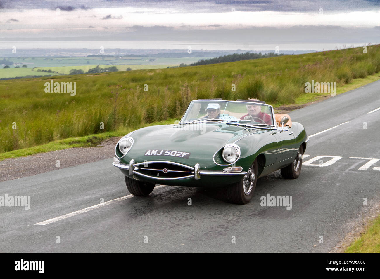 1968 anni '60 verde Jaguar e tipo Lancashire Automobile Club Costa a Costa. Partendo dal Midland Hotel a Morecambe e terminando a Dunsley Hall a Sandsend vicino a Whitby, questa auto d'epoca costa a costa rally percorso attraversa le altezze della fantastica campagna nel canale di Bowland con vista sulla Morecambe Bay. L'evento è aperto alle auto storiche classiche e amate di tutte le età che si sfidano in un percorso lungo circa 170 chilometri di strade secondarie e autostrade dell'Inghilterra rurale. Foto Stock