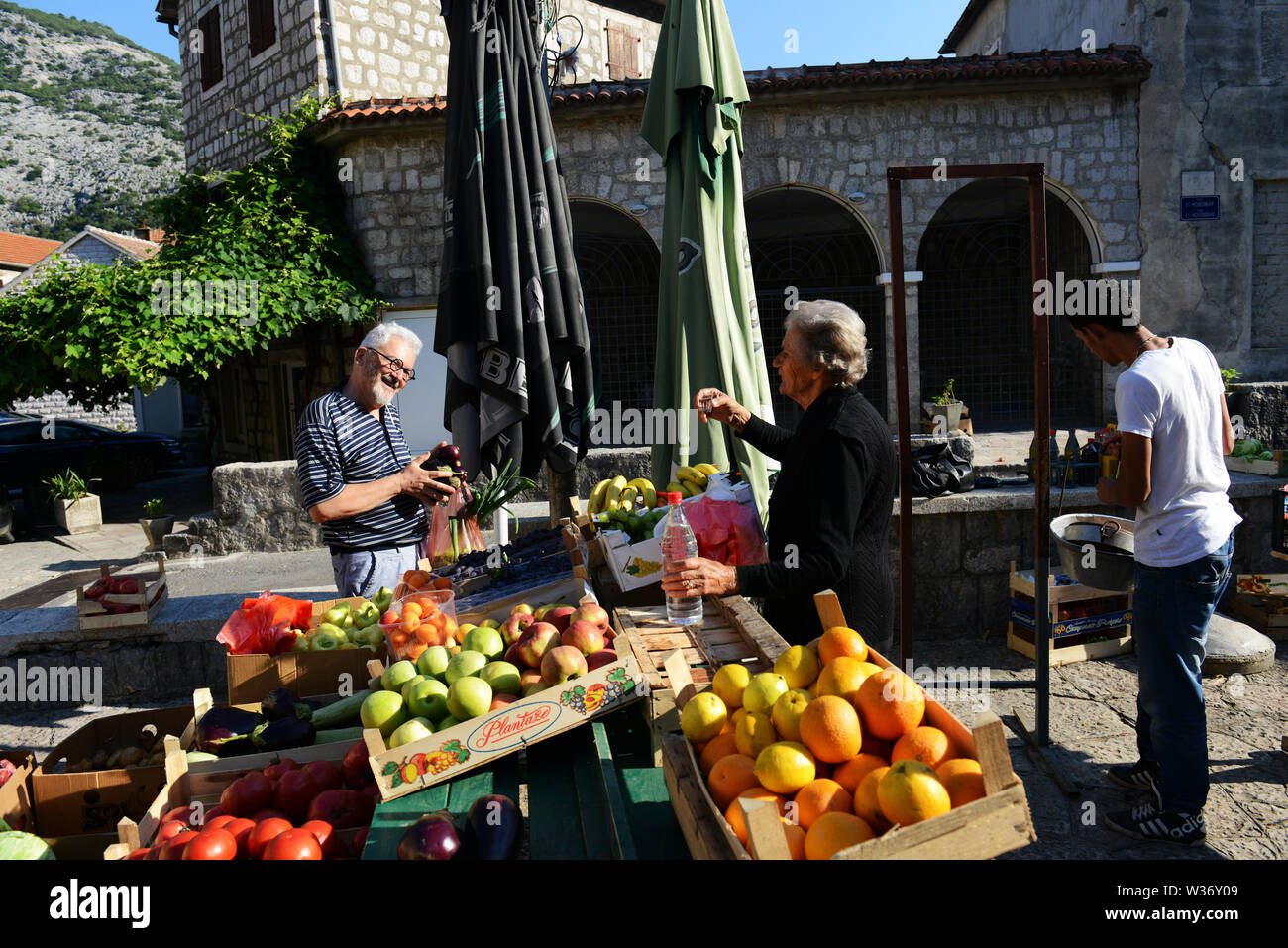 Un piccolo e tradizionale mercato mattutino in Risan, Montenegro. Foto Stock