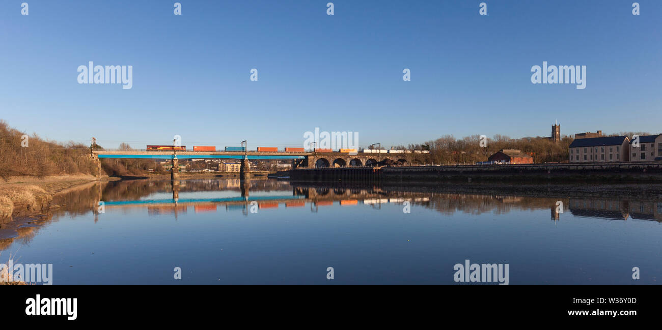 DB Cargo classe locomotiva 66 attraversando il ponte di Carlisle viadotto sul fiume Lune a Lancaster con un Seaforth Liverpool - contenitore Mossend treno merci Foto Stock