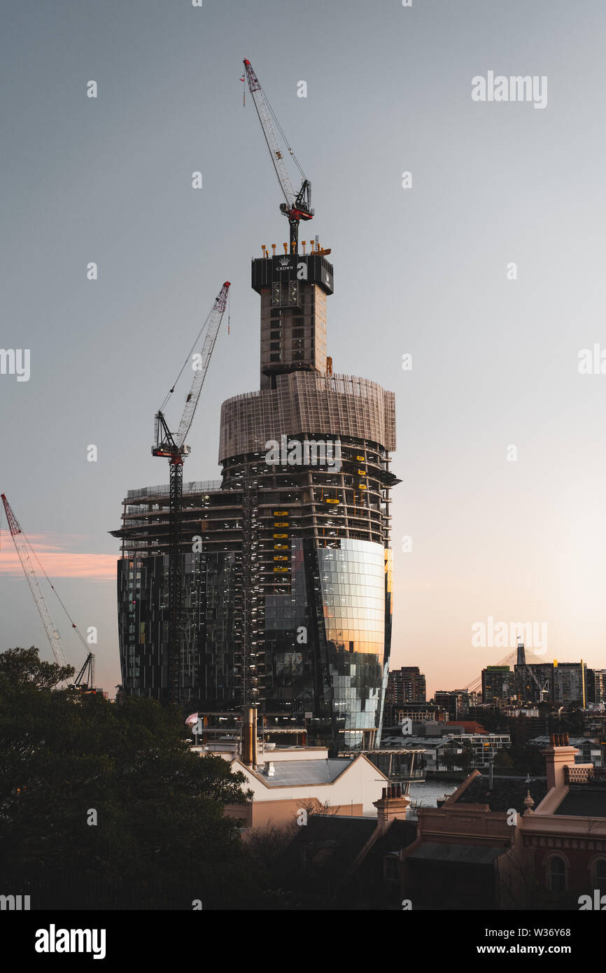 Sydney, Nuovo Galles del Sud, Australia - Giugno 30th, 2018: tardo pomeriggio di sole si riflette il parzialmente costruito il Crown Casino Barangaroo. Foto Stock