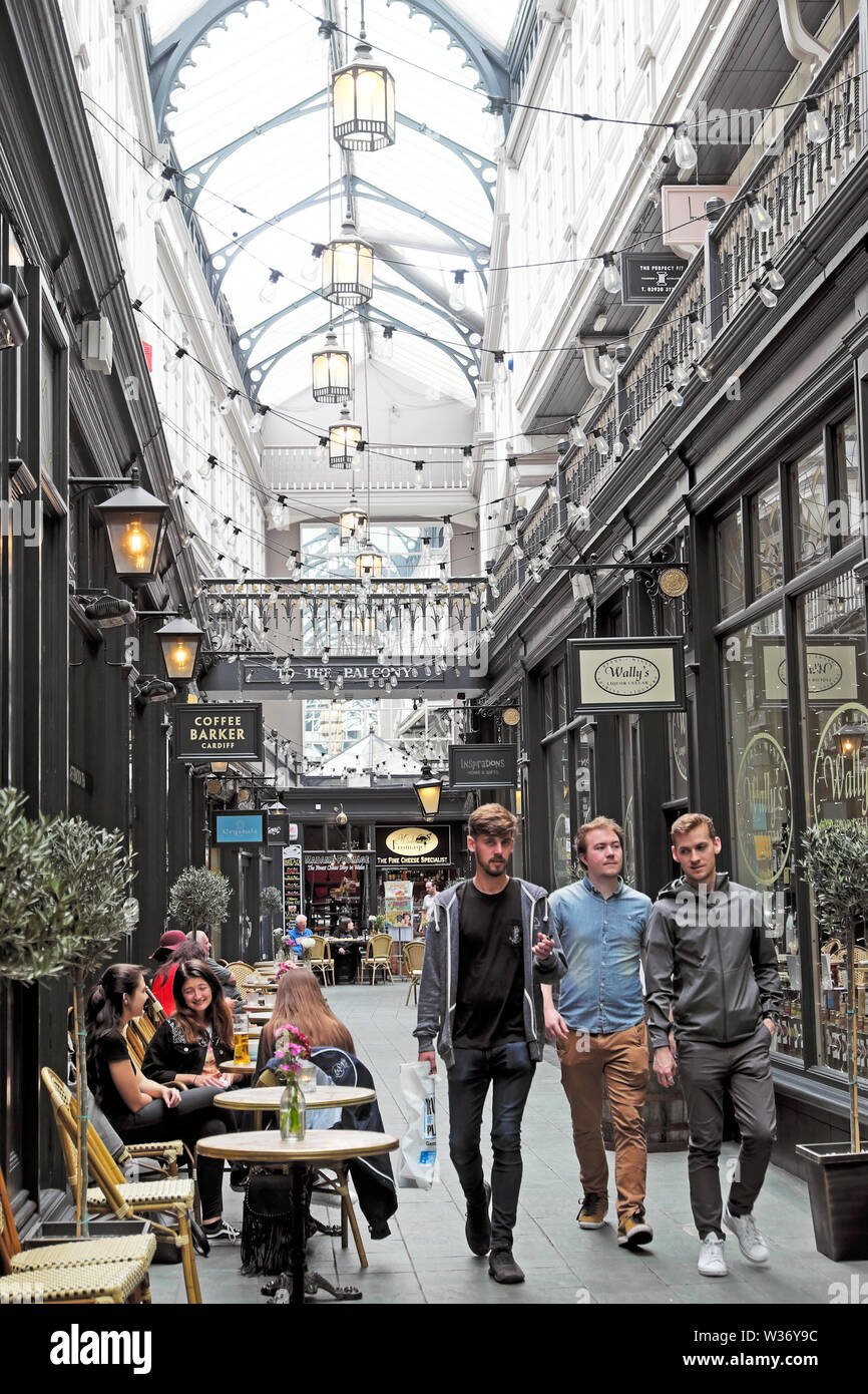 La gente che camminava , seduta, mangiare, bere il caffè in galleria il Castello di Cardiff Wales UK KATHY DEWITT Foto Stock