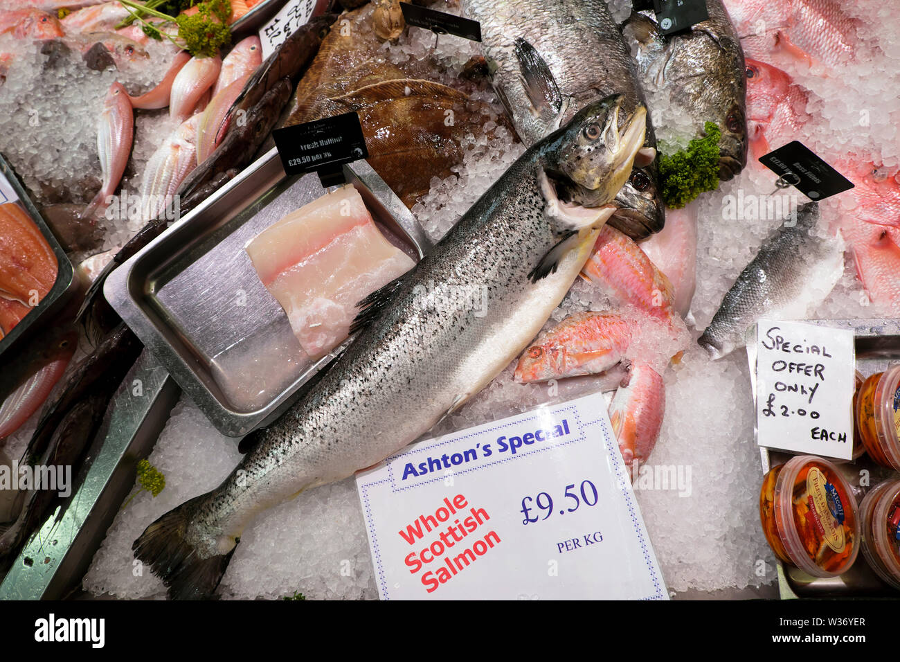 Cardiff Central Market E. Ashton pescivendolo la vendita di pesce fresco in centro di Cardiff Wales UK KATHY DEWITT Foto Stock