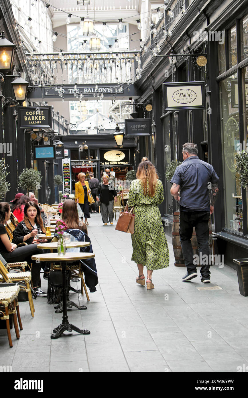 La gente che camminava , seduta, mangiare, bere il caffè in galleria il Castello di Cardiff Wales UK KATHY DEWITT Foto Stock