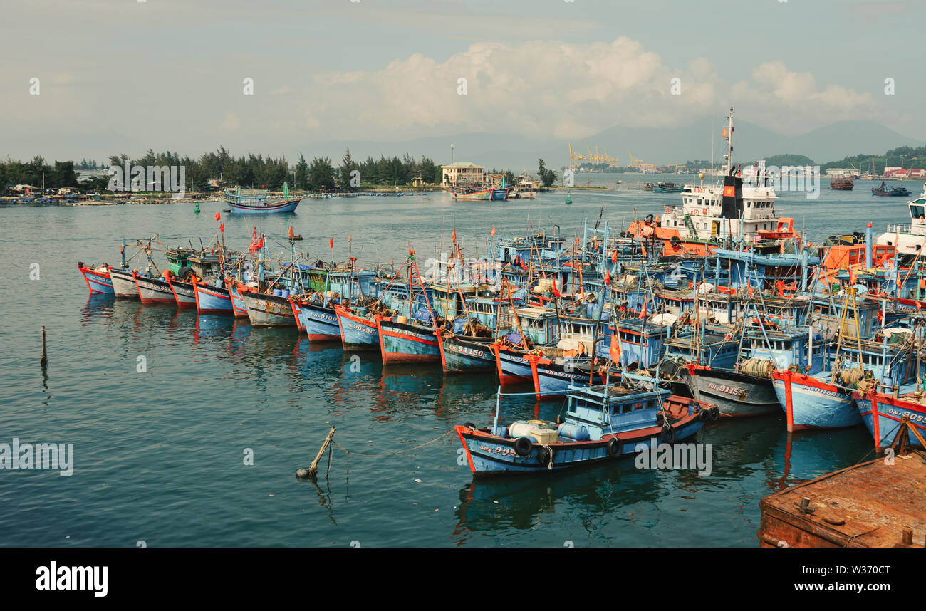 Da Nang, Vietnam - Jan 18, 2019. Barche in legno docking al molo di pesca in Da Nang, Vietnam. Danang è il terzo più grande centro economico in Vietnam. Foto Stock