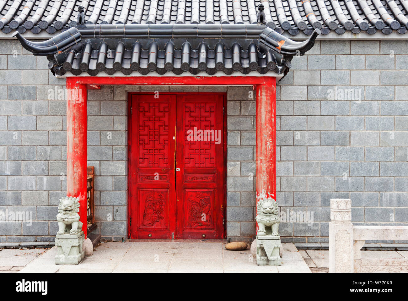 Rosso cinese porta al tempio Foto Stock