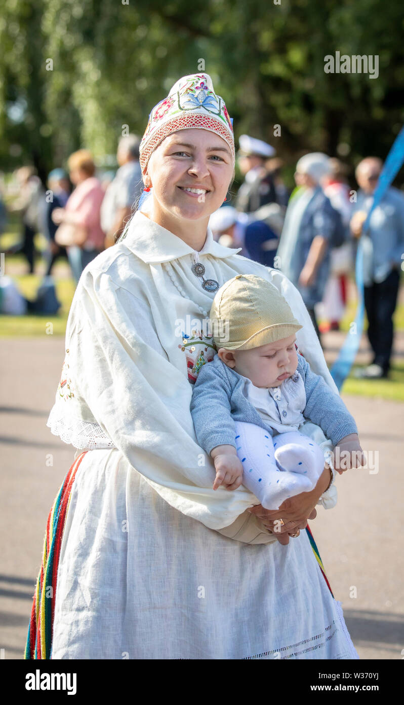 Tallinn, Estonia, 6 luglio, 2019: persone in tradizionale estone di abbigliamento a Song Festival Grounds in Pirita durante il festival della canzone 'laulupide' Foto Stock