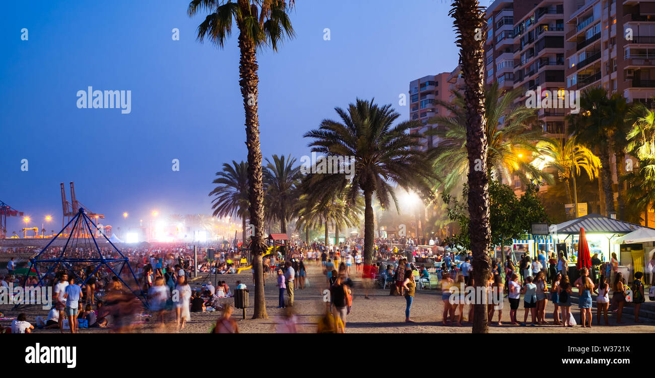 Malaga, Spagna - 23 giugno 2018. Scena notturna con molte persone presso la spiaggia Malagueta nella celebrazione della notte di San Juan Foto Stock