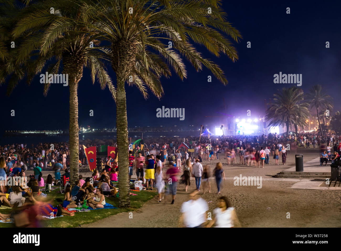 Malaga, Spagna - 23 giugno 2018. La gente sulla spiaggia Malagueta sulla notte di San Juan Foto Stock