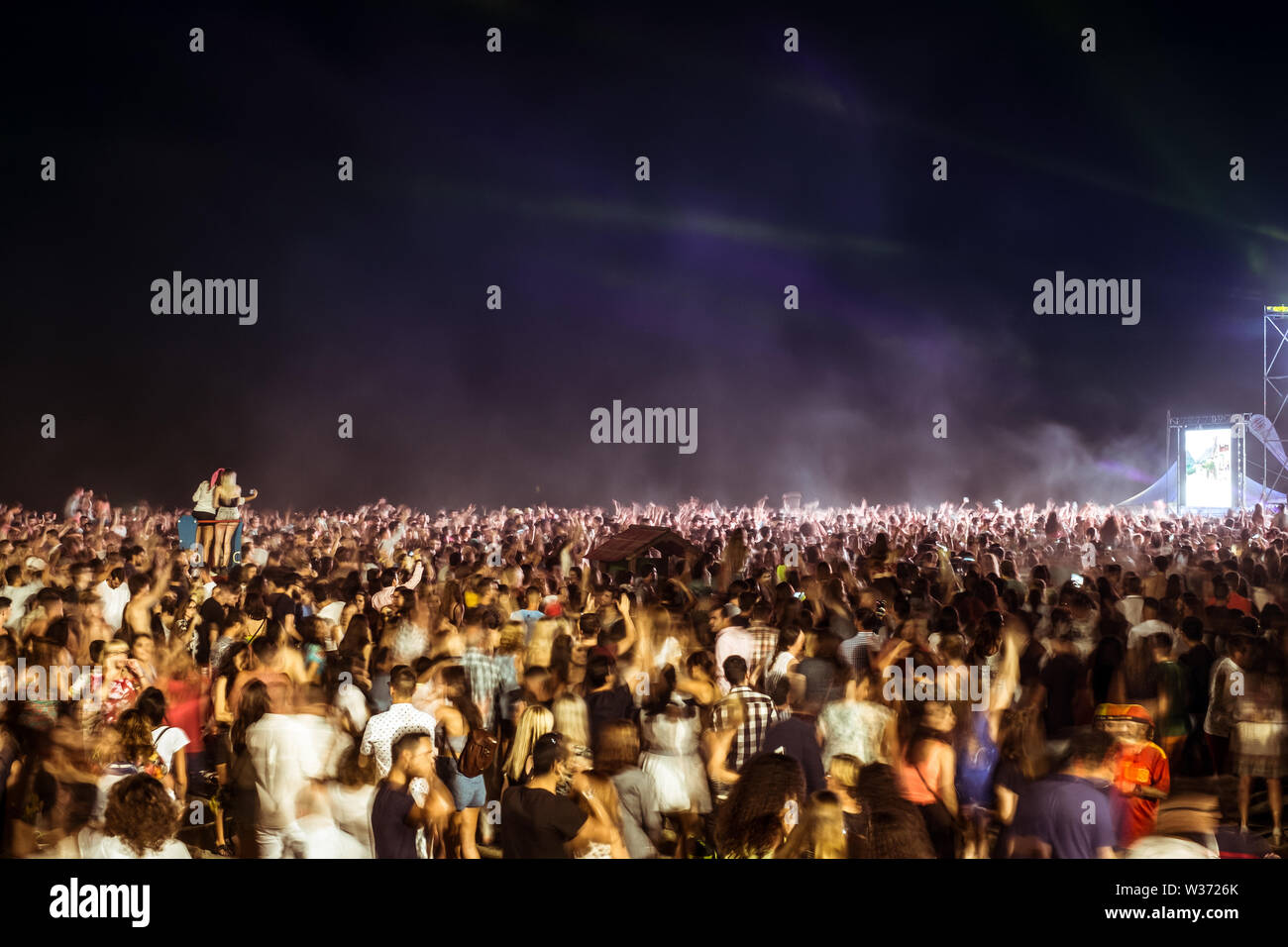 Persone sulla spiaggia di Malagueta la notte di San Juan, Malaga città, Spagna Foto Stock