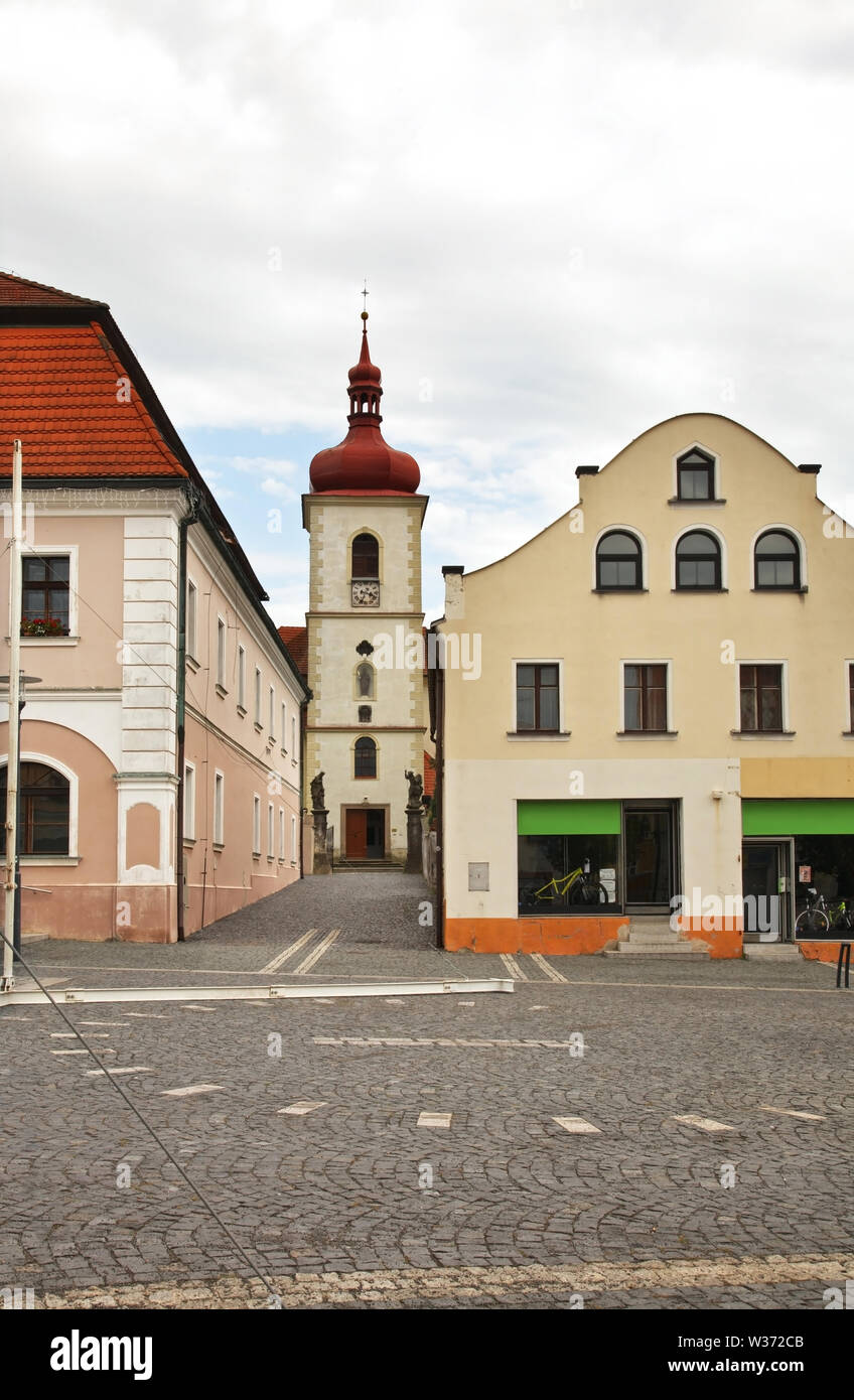 Piazza superiore - Horni namesti e chiesa di San Bartolomeo Apostolo in Hradek nad Nisou. Repubblica ceca Foto Stock