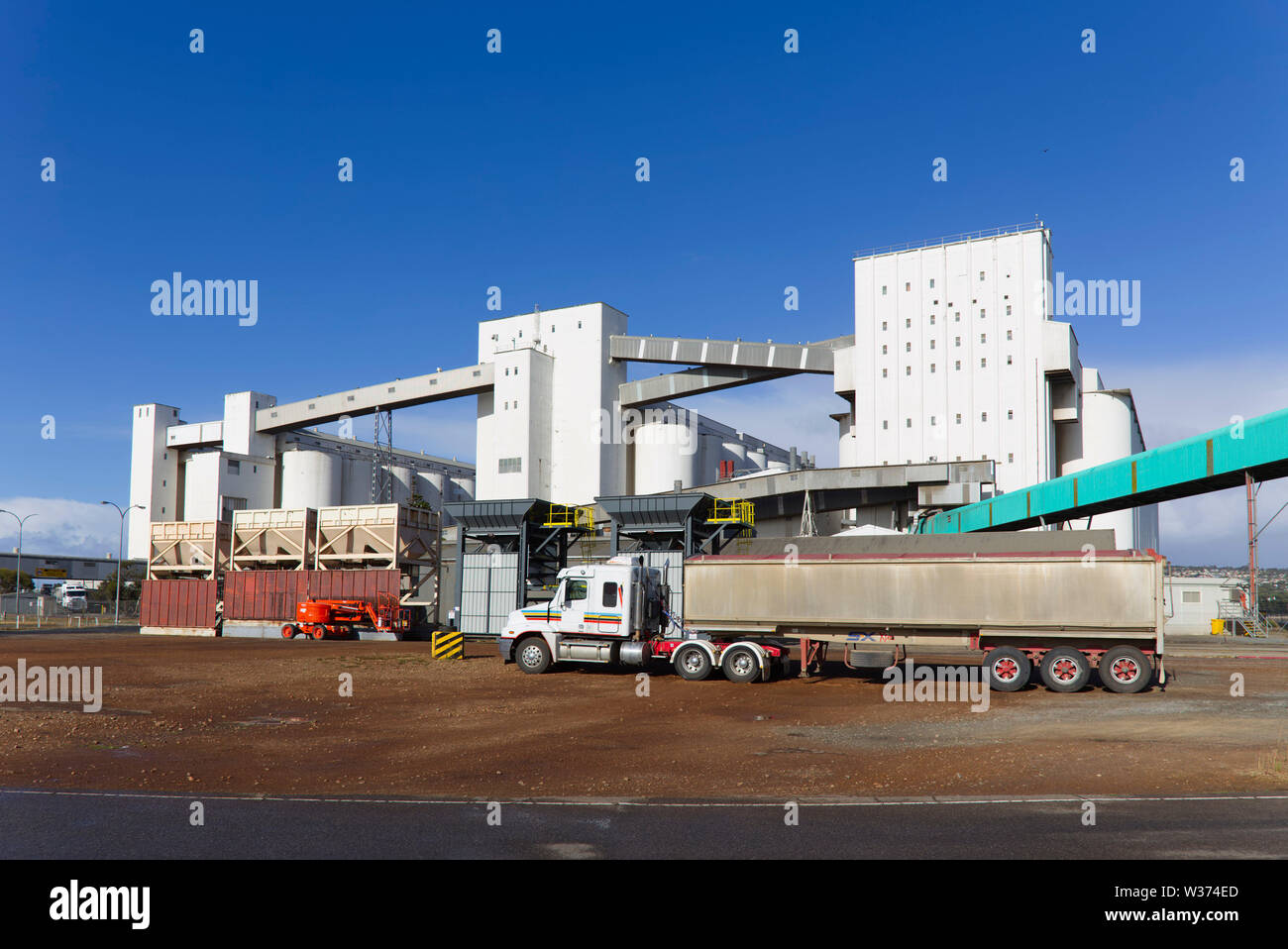 Semirimorchio in attesa per scaricare la granella in corrispondenza del silo Port Lincoln Eyre Peninsula South Australia Foto Stock