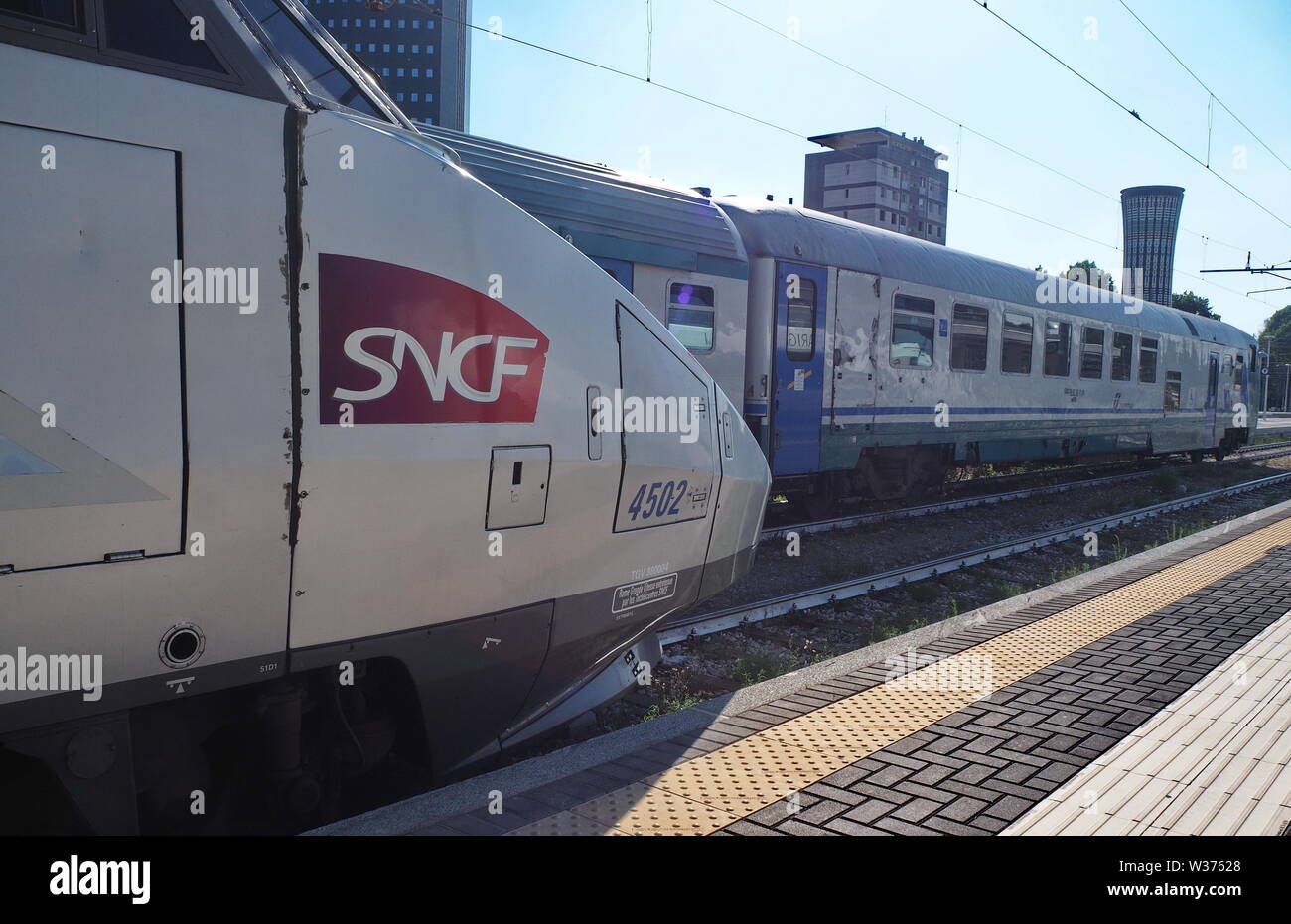 Milano, Italia: 12 Luglio 2019: Parigi-milano alta velocità ferroviaria  SNCF TGV Lyria in stazione Porta Garibaldi di Milano Foto stock - Alamy