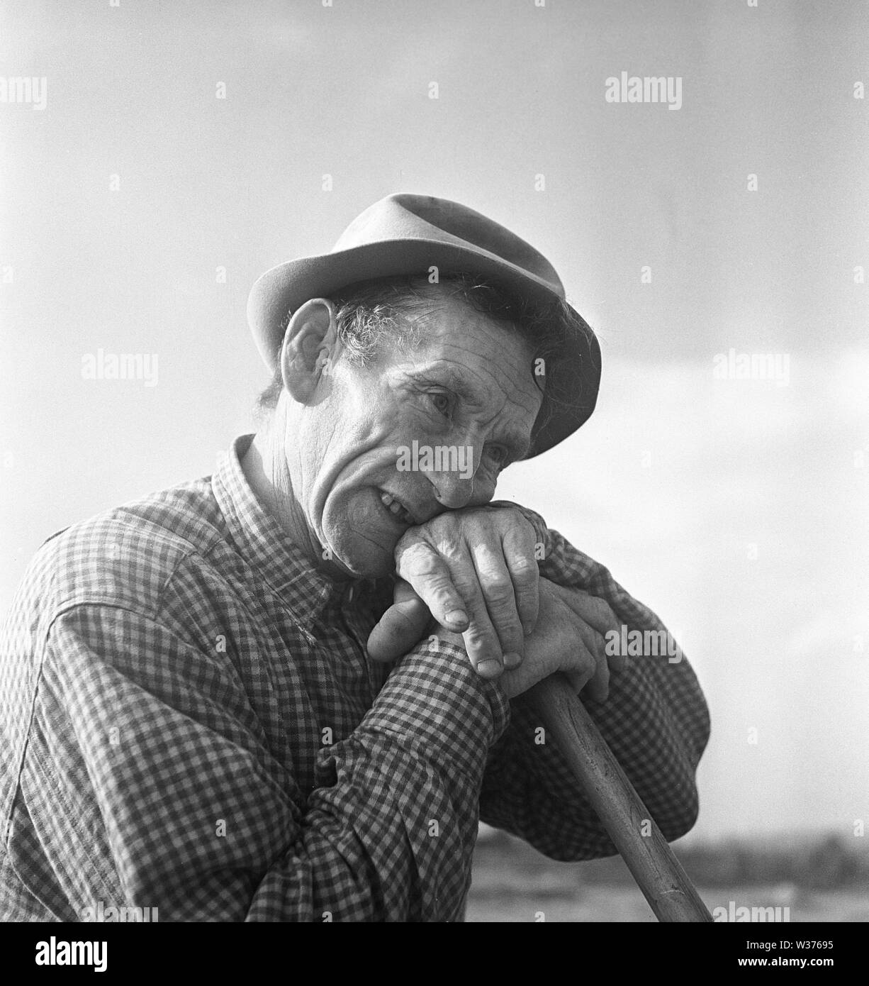 Agricoltore nel 1940s. Un uomo anziano è avere un periodo di riposo dal lavoro nei campi. La Svezia 1949. Kristoffersson ref come80-4 Foto Stock