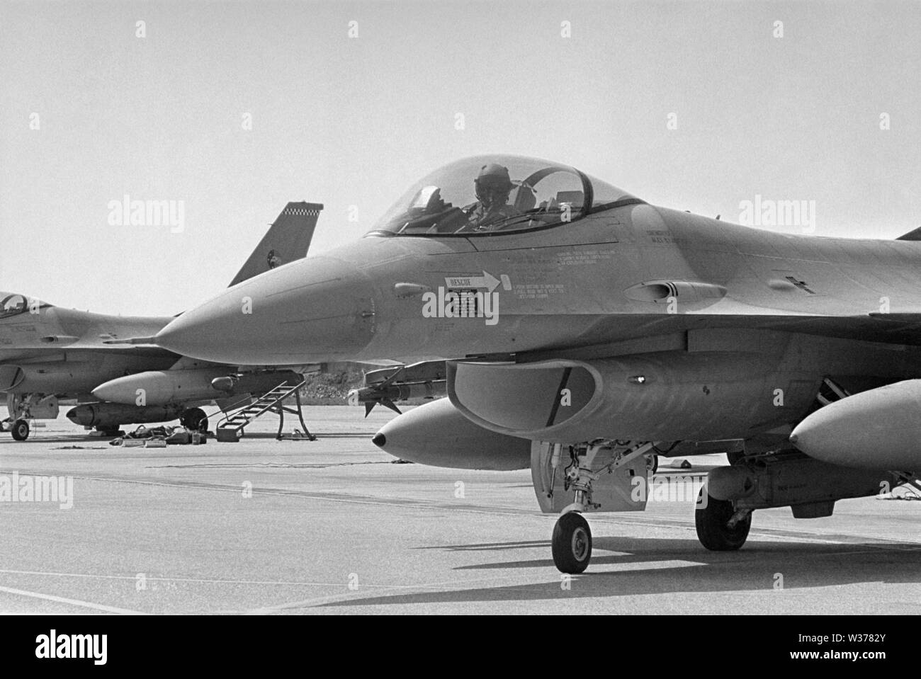 Operazione NATO 'Deny volo' nella ex Jugoslavia per il divieto dei voli militari per la Bosnia e la neutralizzazione di Serbian-Bosnian forze terrestri. F 16 piani olandese all'aeroporto Villafranca di Verona (Italia), Aprile 1993 Foto Stock