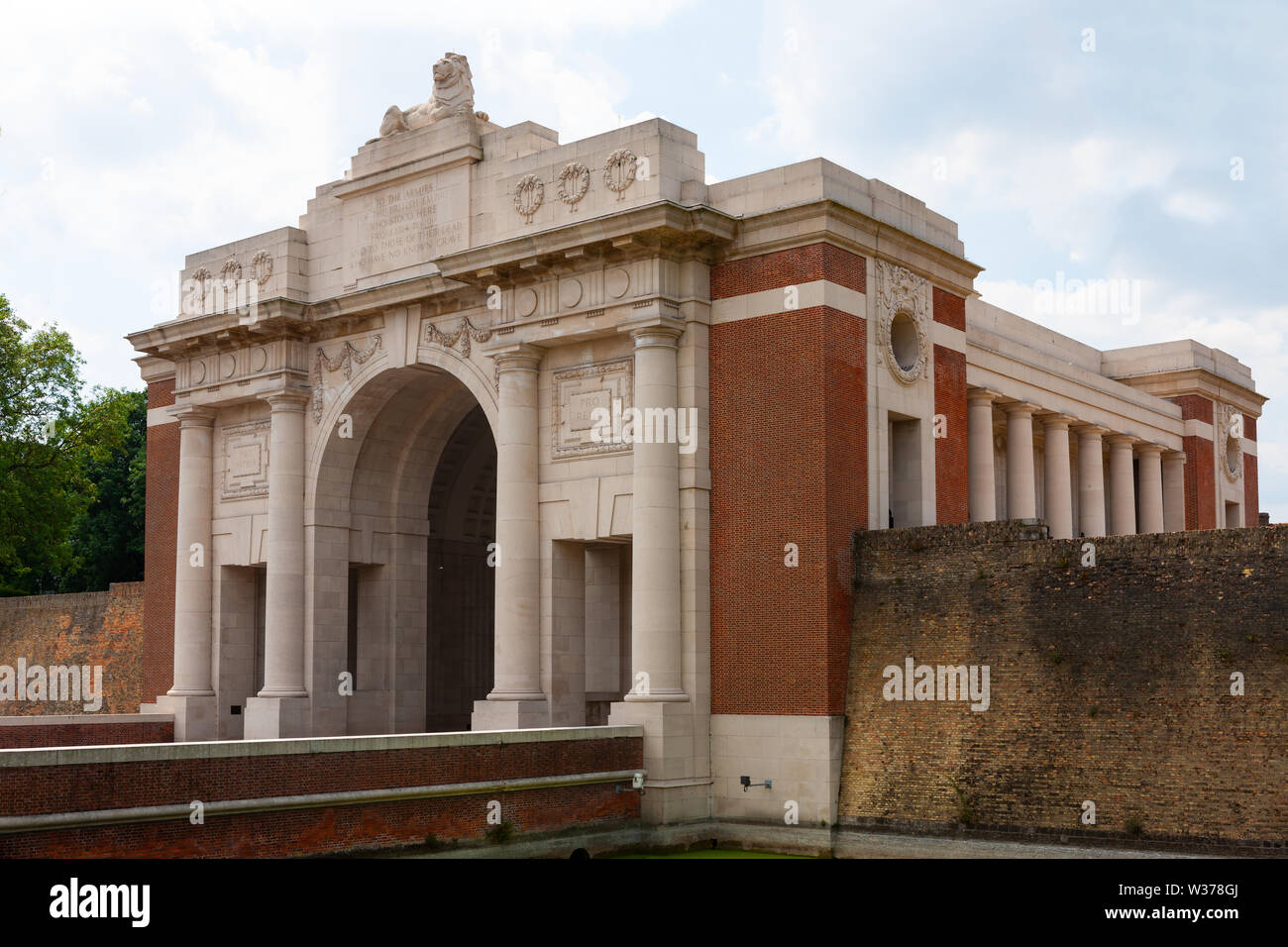 Menin Gate, Ypres, Ieper, Belgio. Commonwealth britannico memoriale per i soldati da Ypres settore della Prima Guerra Mondiale con il noto alcun grave. Foto Stock