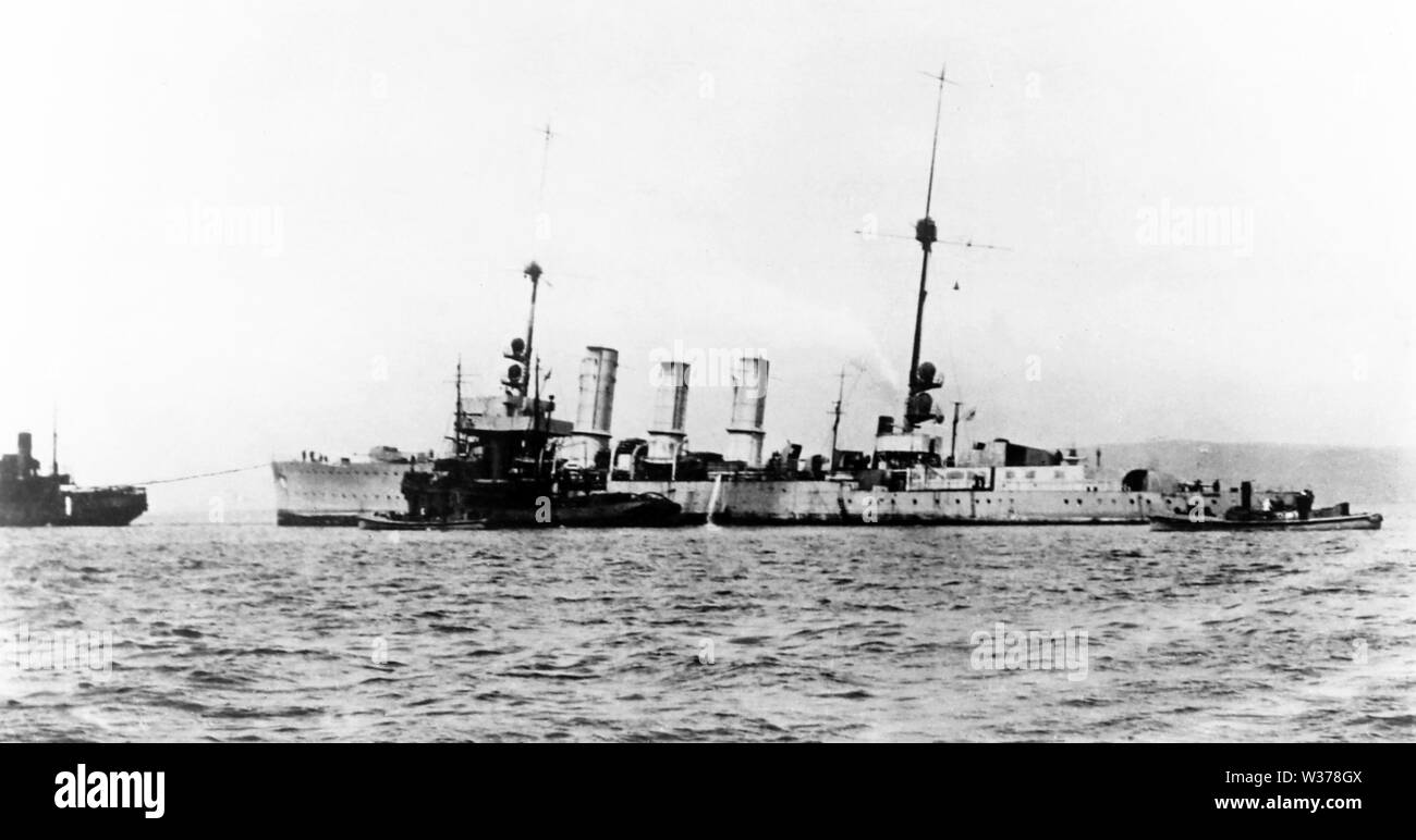 La Scapa Flow, Cruiser Nurmburg recuperare a 2pm del 3 luglio 1919 Foto Stock