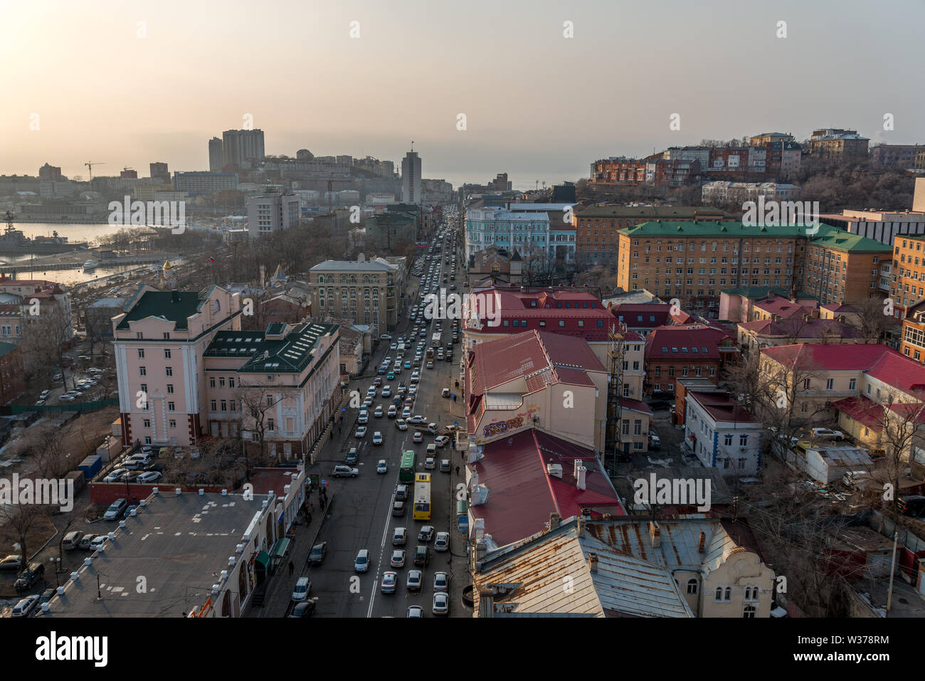 VLADIVOSTOK, RUSSIA - 25 febbraio 2015: Svetlanskaya street view. Svetlanskaya Street è una delle strade principali di Vladivostok, Russia. Foto Stock