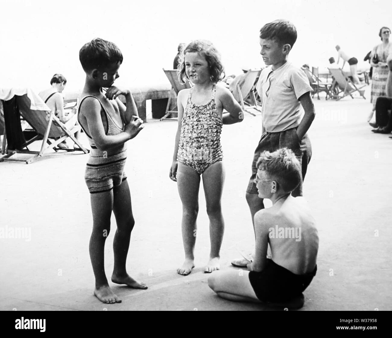 I bambini al mare negli anni trenta del novecento Foto Stock