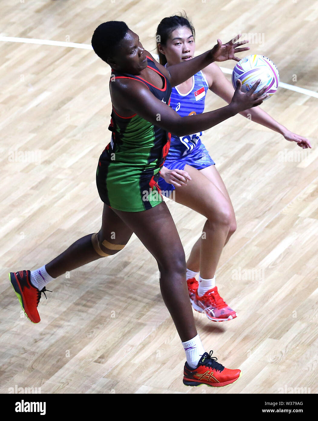 Malawi la Alinafe Kamwala (sinistra) e Singapore Joanne Toh battaglia per la sfera durante il Netball World Cup Match al M&S Bank Arena, Liverpool. Foto Stock