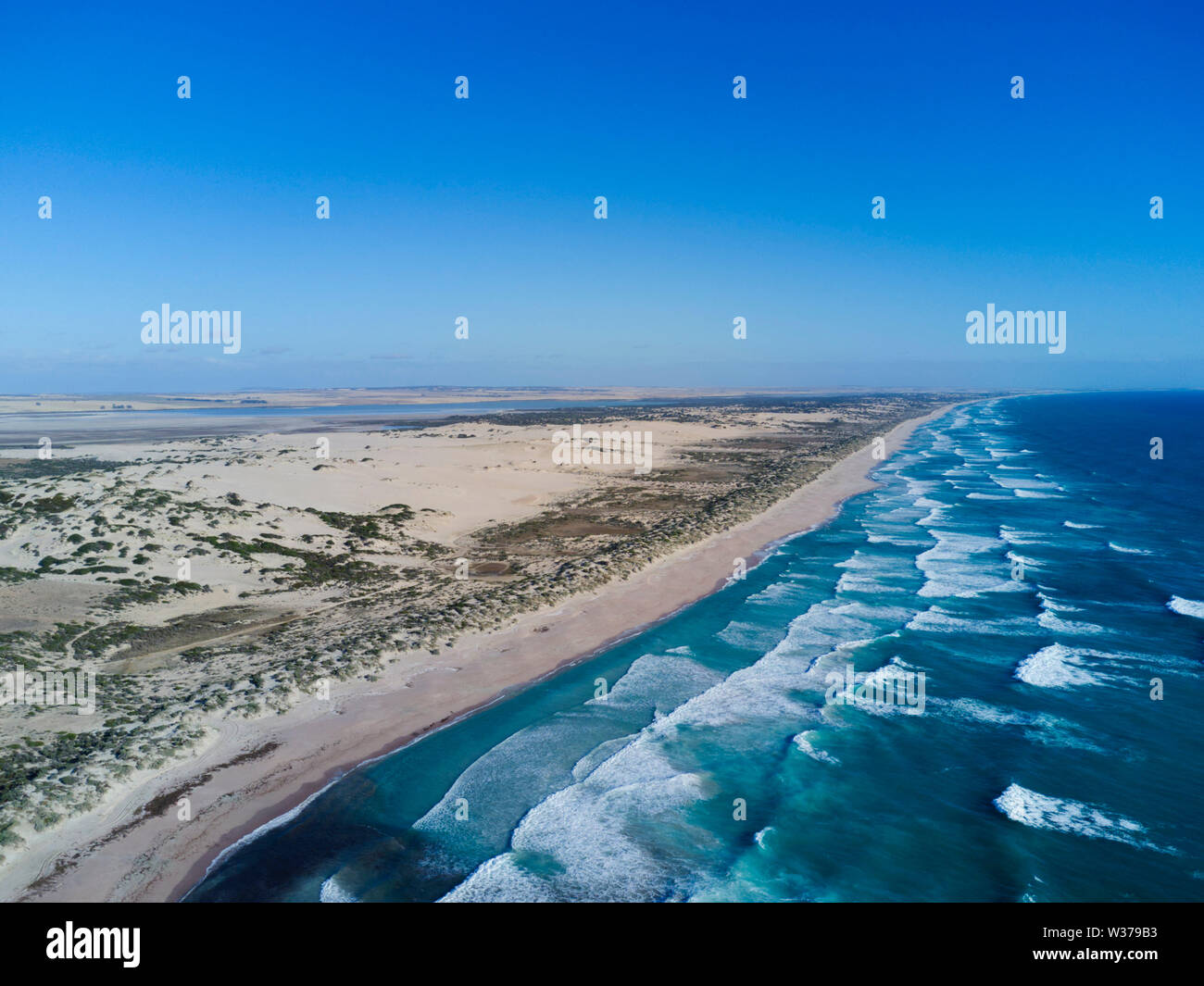 Antenna di bianche dune di sabbia spiaggia supportata ( Lago di Newlands parco nazionale) vicino alla spiaggia di Venus Eyre Peninsula South Australia Foto Stock