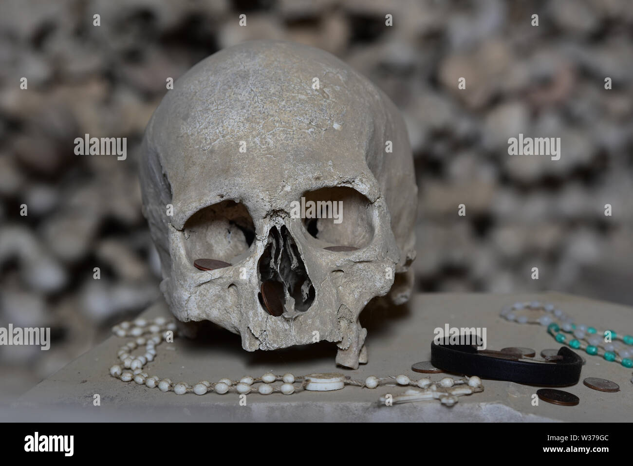 Uno dei migliaia di teschi di cui al riposo all'interno della roccia-scavate nelle caverne delle Fontanelle cimitero (Cimitero delle Fontanelle), Napoli, Italia, Europa. Foto Stock