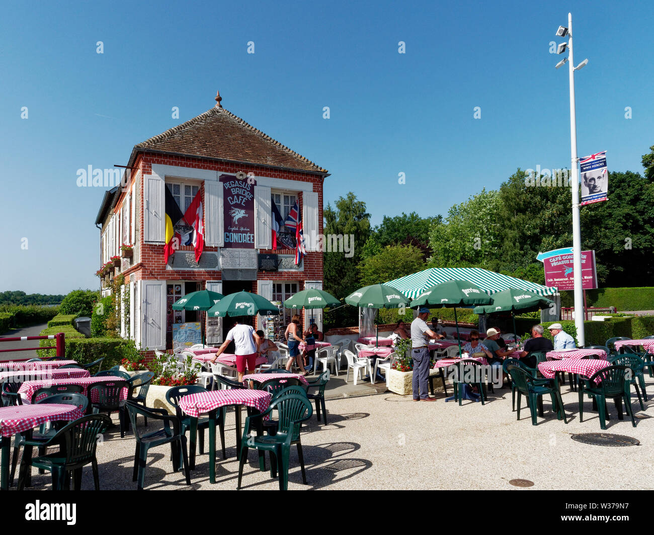 Cafe Gondree dal ponte Pegasus, Normandia, Francia. Foto Stock
