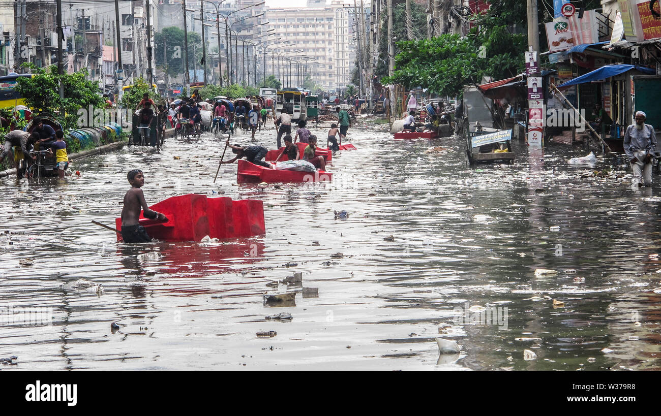 Dacca in Bangladesh. 2017 Durante la stagione delle piogge i pedoni hanno a soffrire per la registrazione di acqua dal vecchio Dhaka domenica morningCredit: Naz Foto Stock