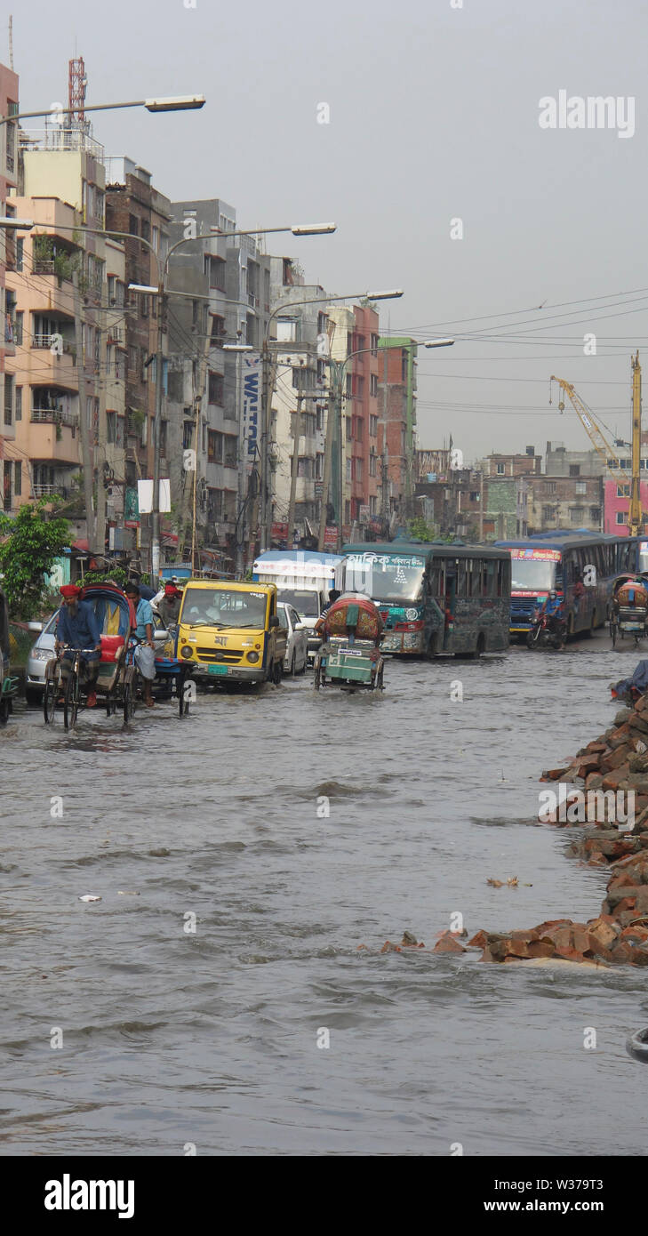 Dacca in Bangladesh. 2017 Durante la stagione delle piogge i pedoni hanno a soffrire per la registrazione di acqua dal vecchio Dhaka domenica morningCredit: Naz Foto Stock