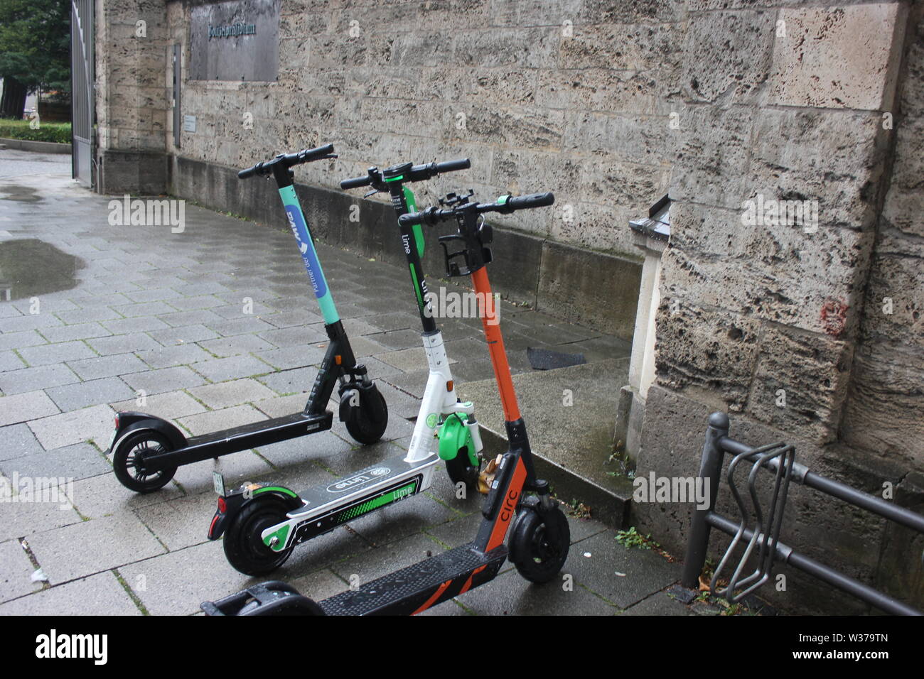 E Mobility, e scooter marchi Circ, Lime e TIER parcheggio fianco a fianco. Foto Stock