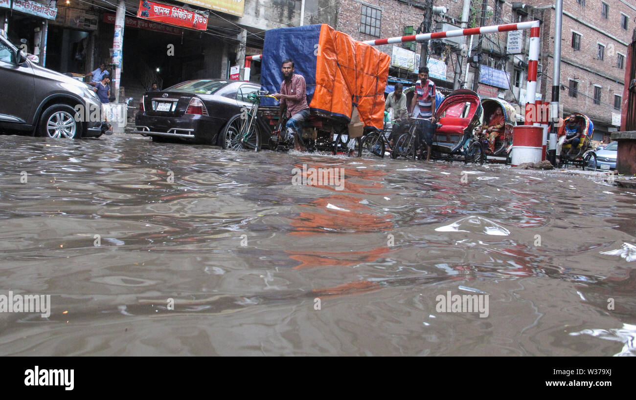 Acqua login 30jun 2019Dhaka, Bangladesh, nella stagione delle piogge i pedoni devono soffrire di acqua di disboscamento dal vecchio Dhaka nayabazar Domenica mattina Foto Stock