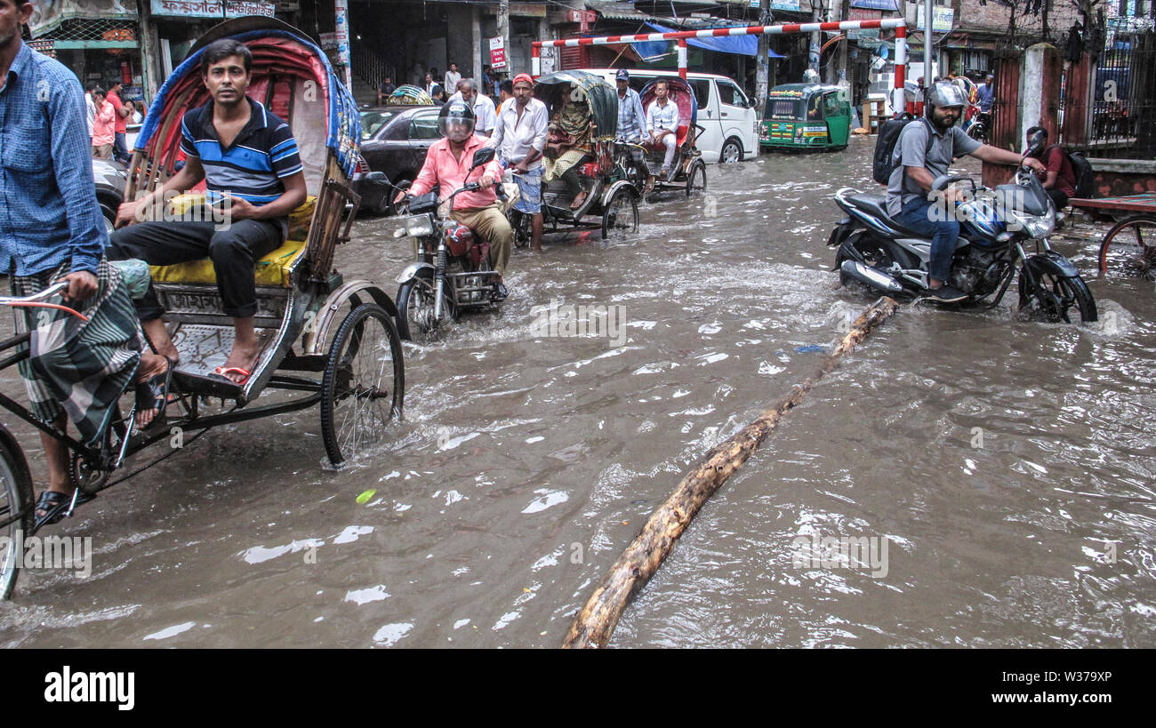 Acqua login 30jun 2019Dhaka, Bangladesh, nella stagione delle piogge i pedoni devono soffrire di acqua di disboscamento dal vecchio Dhaka nayabazar Domenica mattina Foto Stock