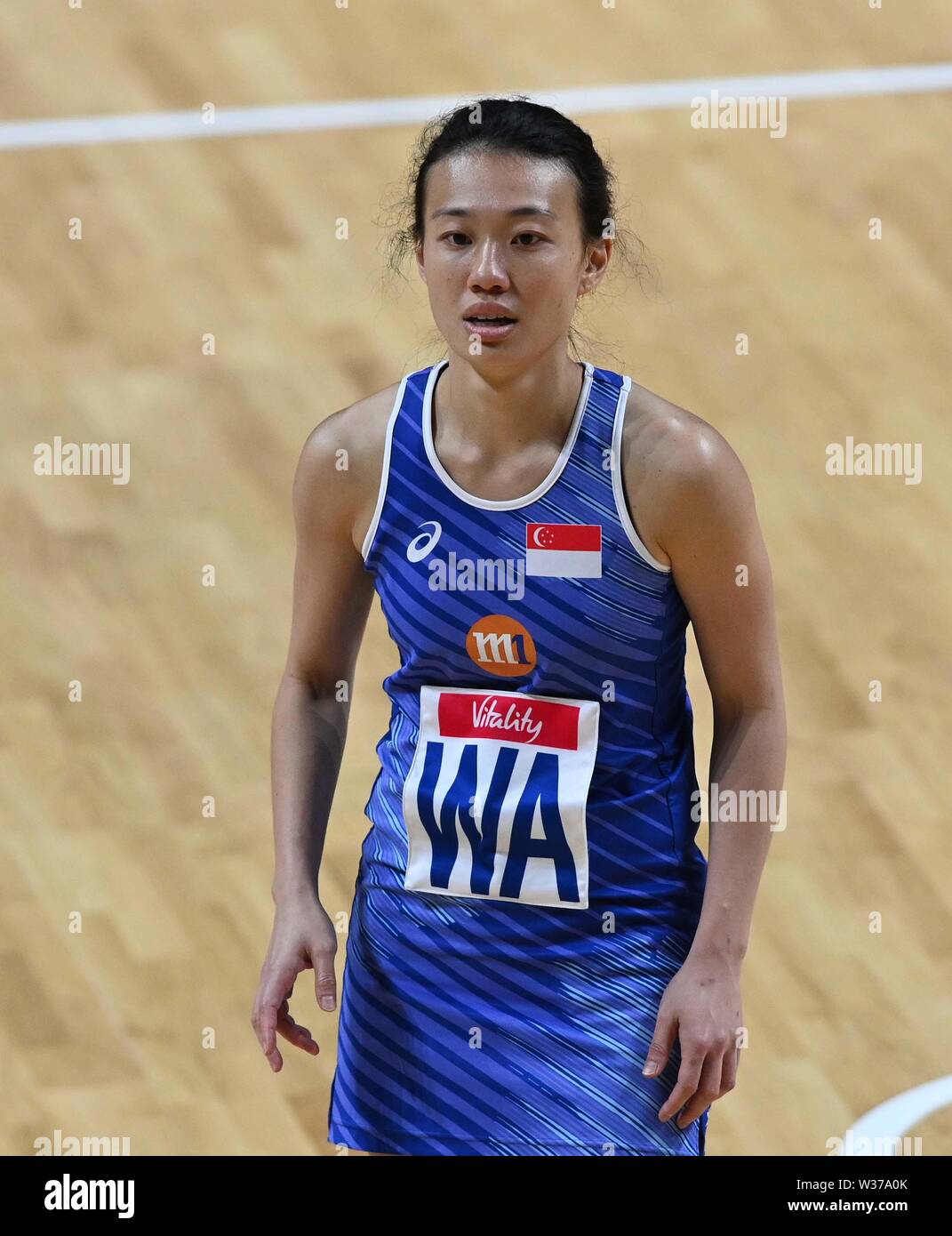 Liverpool, Regno Unito. Il 13 luglio 2019. Carmen Jia M Goh (Singapore), durante la preliminare gioco tra il Malawi e Singapore alla Netball World Cup. M e S arena, Liverpool. Merseyside. Regno Unito. Credito Bowdenh Garry/SIP Agenzia fotografica/Alamy live news. Foto Stock