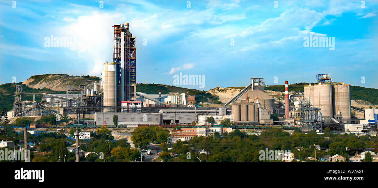 Panorama di un impianto per cemento in un assolato pomeriggio estivo Foto Stock