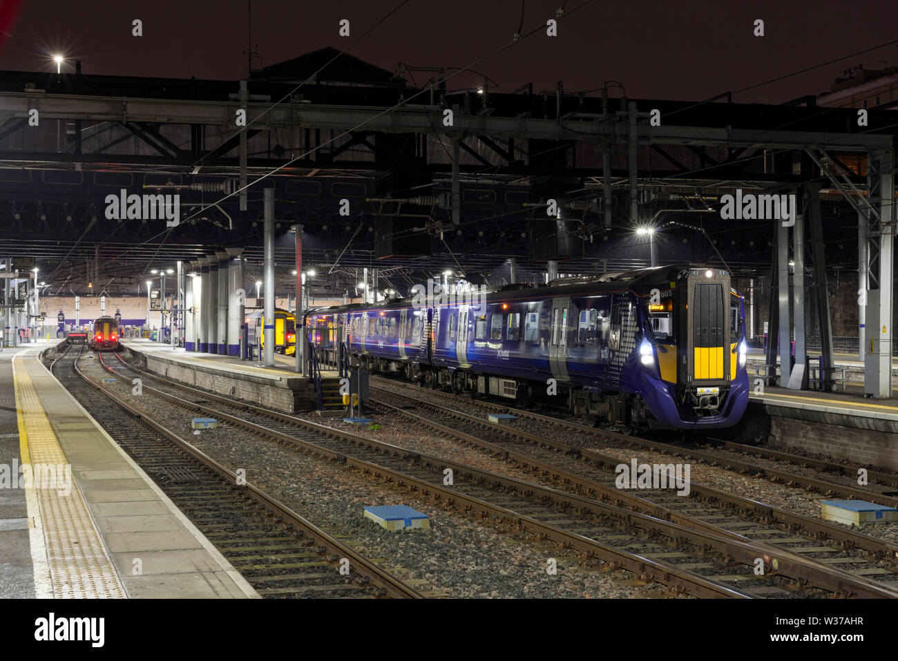 2 Abellio Scotrail classe 385 i treni elettrici a Glasgow Queen Street con un Glasgow a Edimburgo in treno Foto Stock