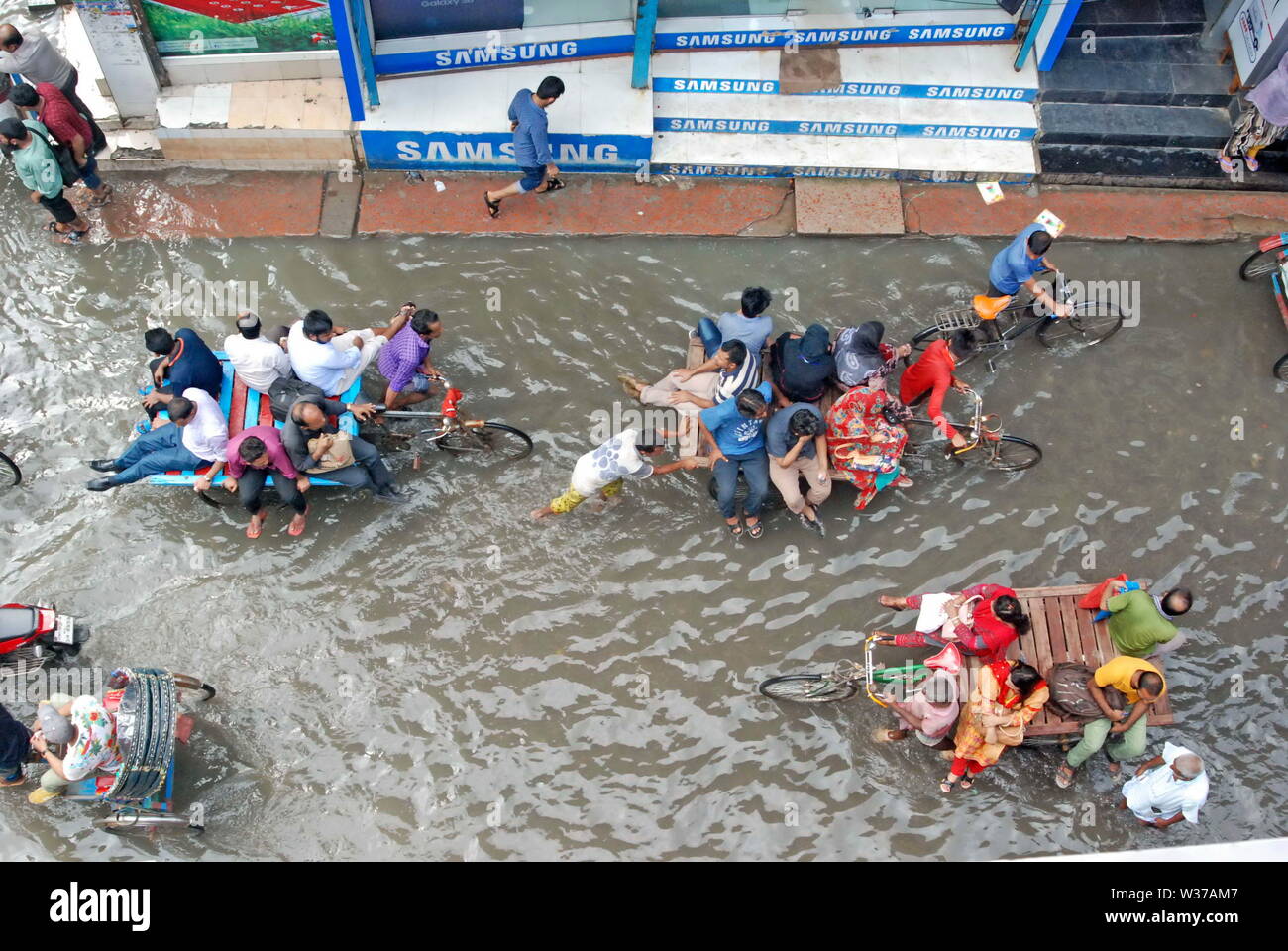 Dacca in Bangladesh. 2017 Durante la stagione delle piogge i pedoni hanno a soffrire per la registrazione di acqua dal vecchio Dhaka domenica morningCredit: Naz Foto Stock