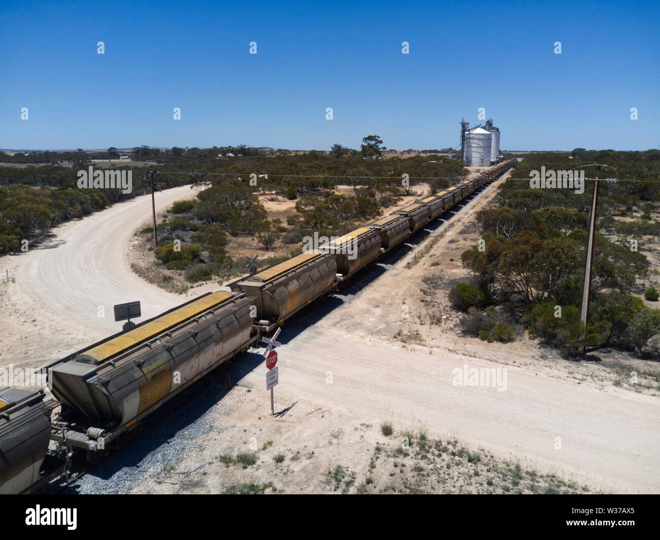 Treno di grano al paese passaggio a livello ferroviario Eyre Peninsula South Australia Foto Stock