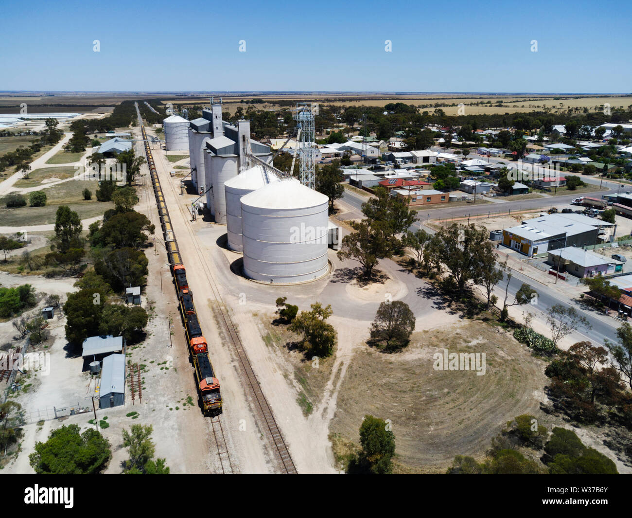 Antenna di grano treno passa il silo di storage a bloccare sulla penisola di Eyre South Australia Foto Stock