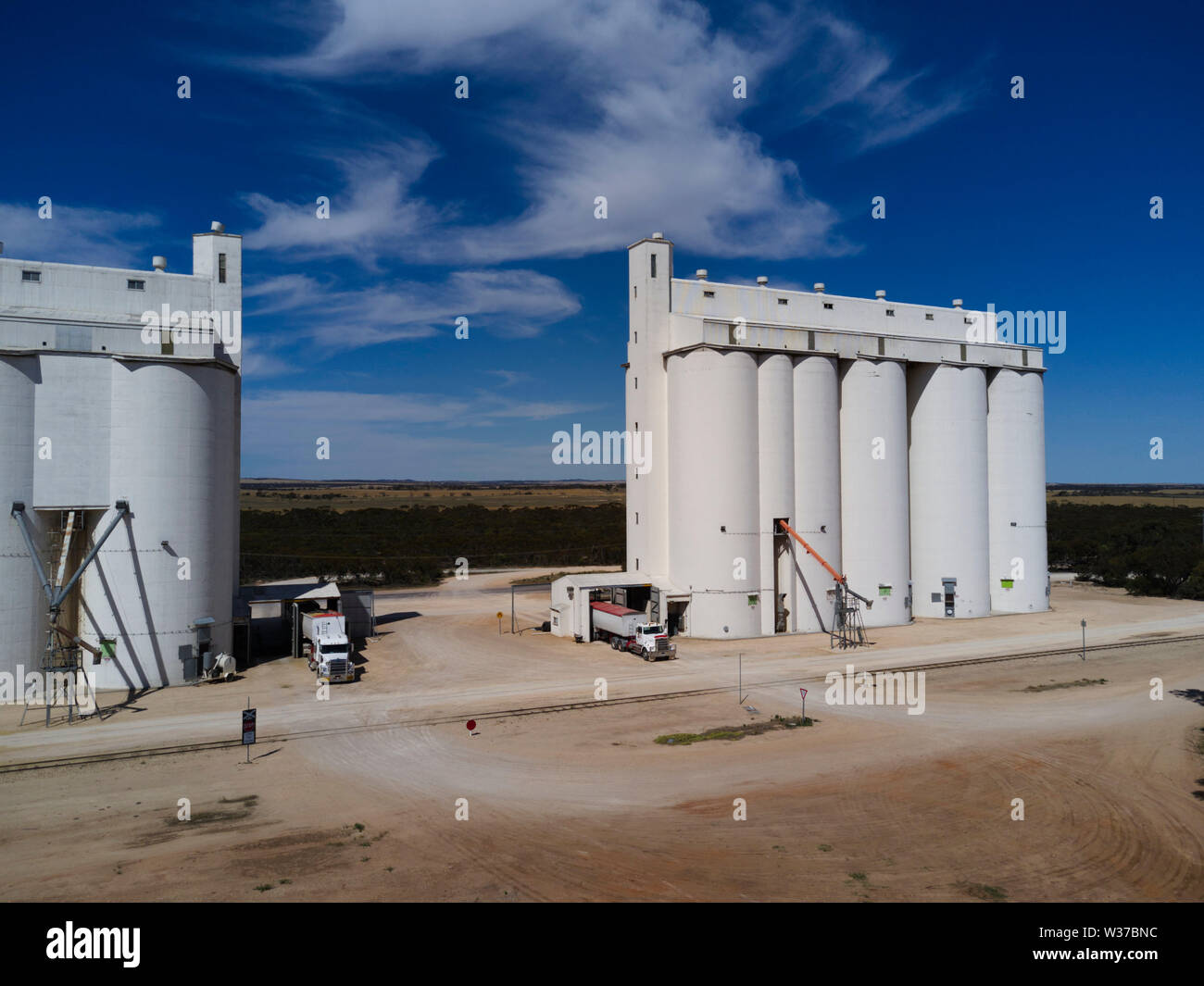 Antenna di scarico roadtrains frumento Orzo a silos's Rudall ,penisola di Eyre, Sud Australia Foto Stock