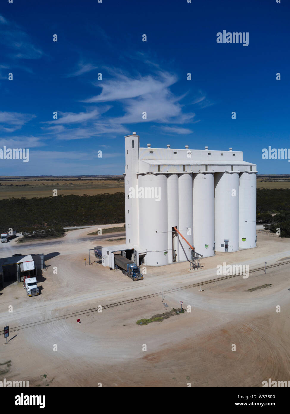 Antenna di scarico roadtrains frumento Orzo a silos's Rudall ,penisola di Eyre, Sud Australia Foto Stock